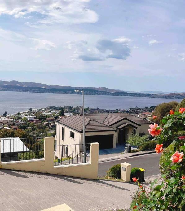 Millions View - Hobart Villa Sandy Bay Exteriör bild