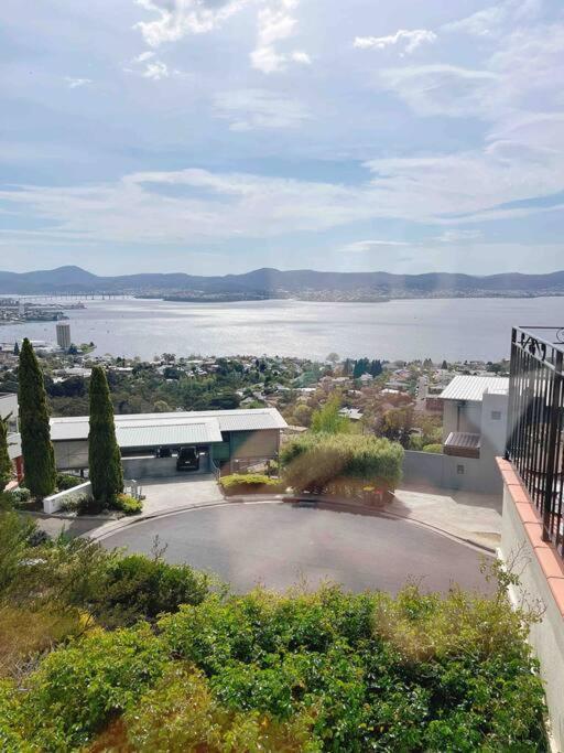 Millions View - Hobart Villa Sandy Bay Exteriör bild