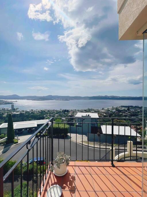 Millions View - Hobart Villa Sandy Bay Exteriör bild