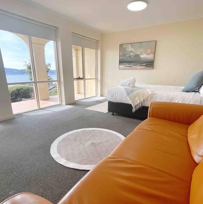 Millions View - Hobart Villa Sandy Bay Exteriör bild